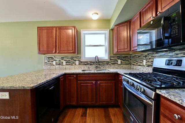 16 Red Oak Drive, Scotia, NY 12302