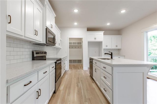 7360 NW Clore Drive, Parkville, MO 64152