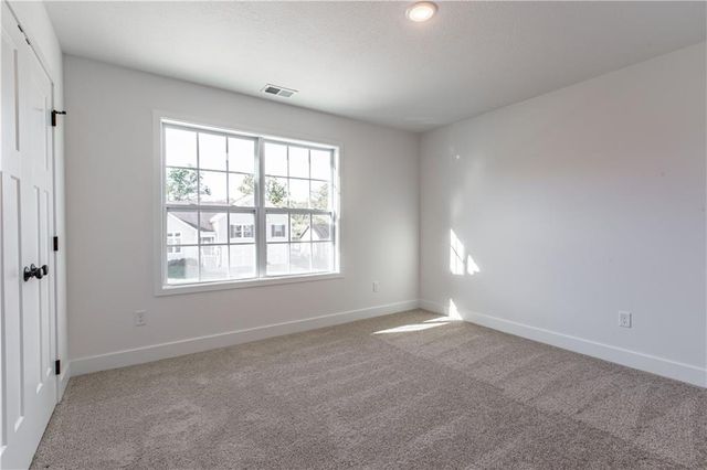 7360 NW Clore Drive, Parkville, MO 64152