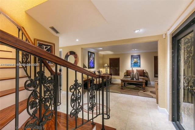 19701 W Oakmont Dr, Hialeah, FL 33015