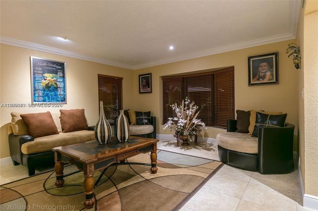 19701 W Oakmont Dr, Hialeah, FL 33015