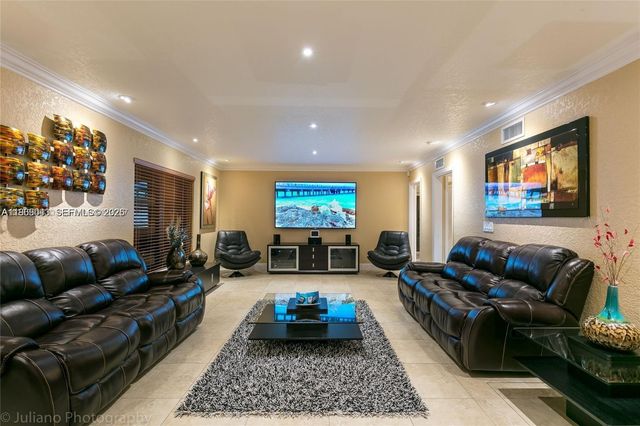 19701 W Oakmont Dr, Hialeah, FL 33015