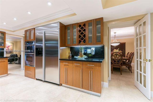 19701 W Oakmont Dr, Hialeah, FL 33015