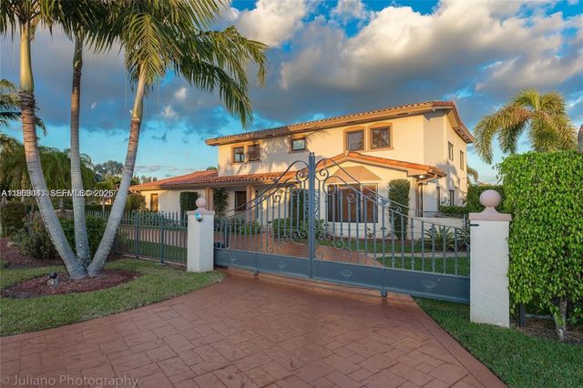 19701 W Oakmont Dr, Hialeah, FL 33015