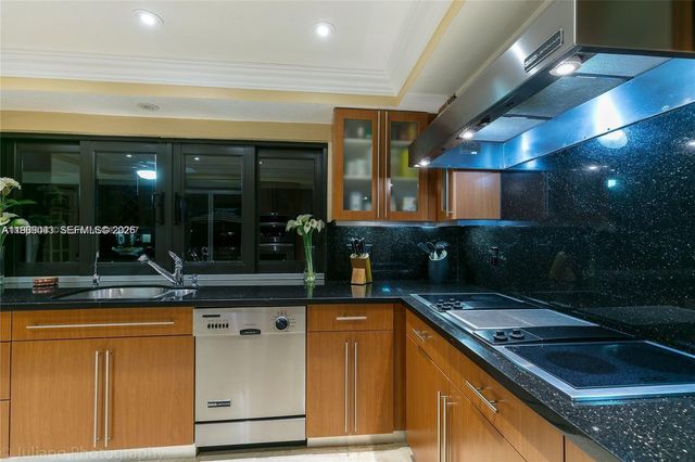 19701 W Oakmont Dr, Hialeah, FL 33015