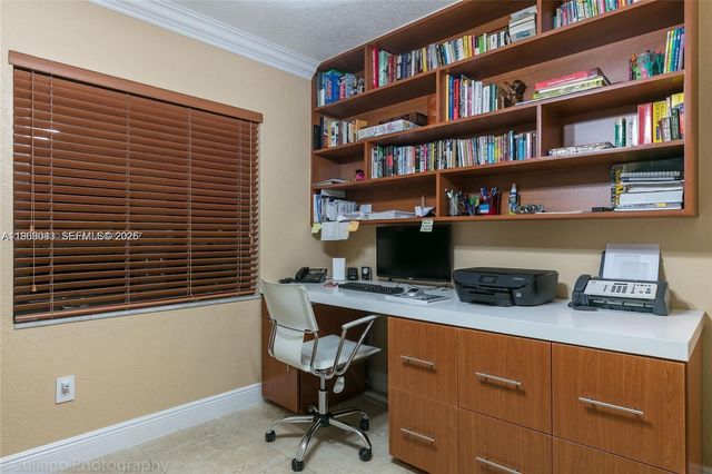 19701 W Oakmont Dr, Hialeah, FL 33015