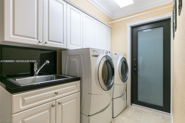 19701 W Oakmont Dr, Hialeah, FL 33015