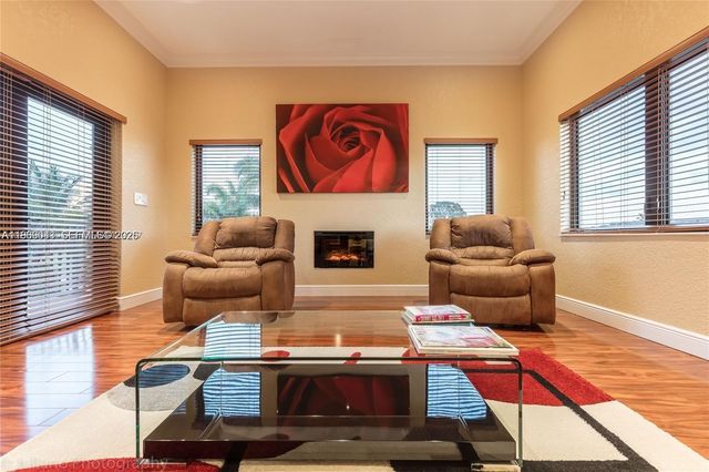 19701 W Oakmont Dr, Hialeah, FL 33015