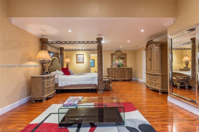 19701 W Oakmont Dr, Hialeah, FL 33015