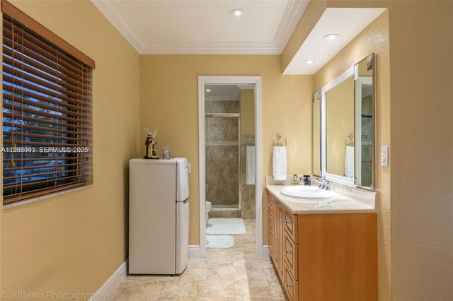 19701 W Oakmont Dr, Hialeah, FL 33015