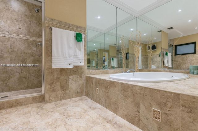 19701 W Oakmont Dr, Hialeah, FL 33015