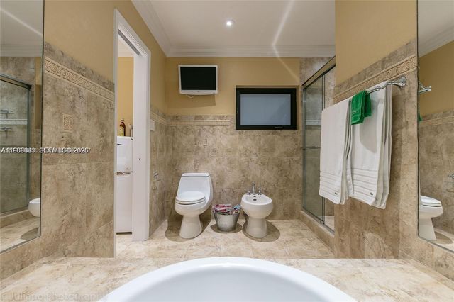 19701 W Oakmont Dr, Hialeah, FL 33015