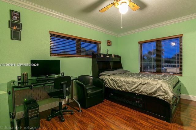 19701 W Oakmont Dr, Hialeah, FL 33015