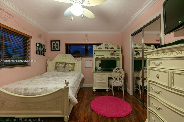 19701 W Oakmont Dr, Hialeah, FL 33015