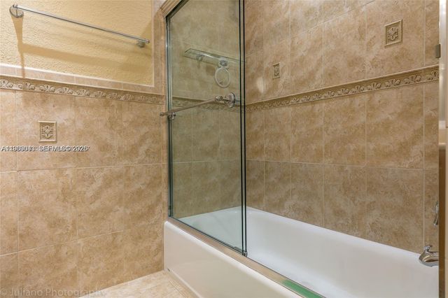 19701 W Oakmont Dr, Hialeah, FL 33015