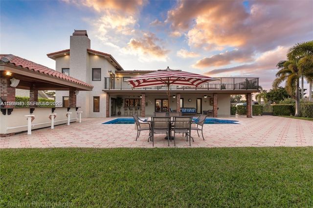 19701 W Oakmont Dr, Hialeah, FL 33015