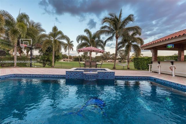 19701 W Oakmont Dr, Hialeah, FL 33015