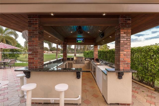 19701 W Oakmont Dr, Hialeah, FL 33015