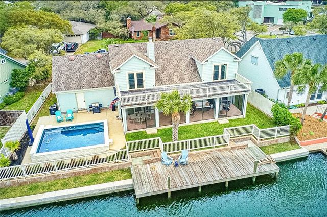 2011 Crescent Dr, Rockport, TX 78382