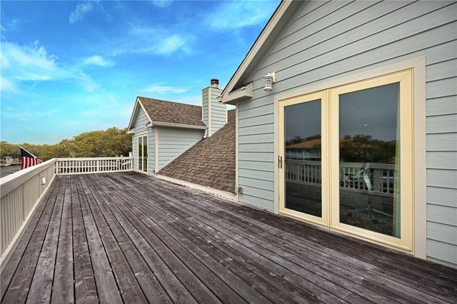2011 Crescent Dr, Rockport, TX 78382