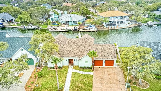 2011 Crescent Dr, Rockport, TX 78382