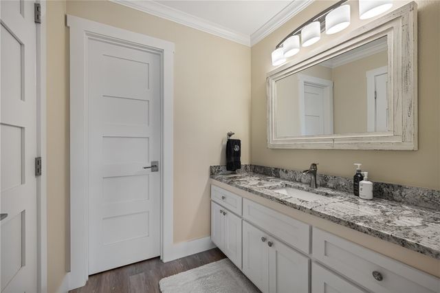 2011 Crescent Dr, Rockport, TX 78382