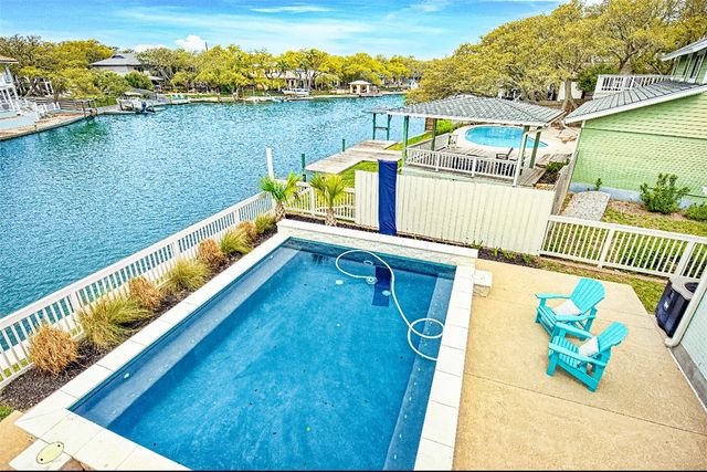 2011 Crescent Dr, Rockport, TX 78382