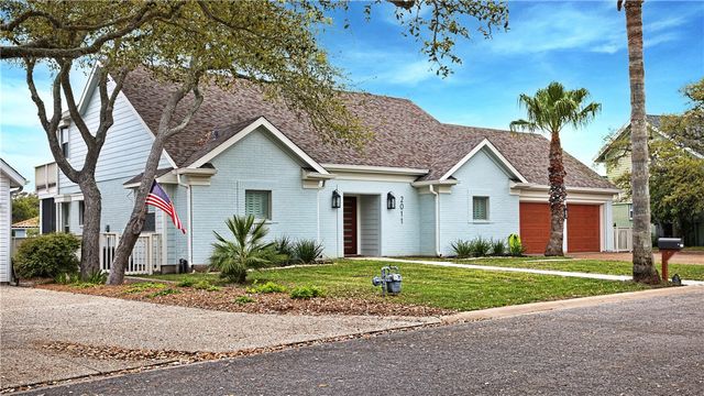 2011 Crescent Dr, Rockport, TX 78382