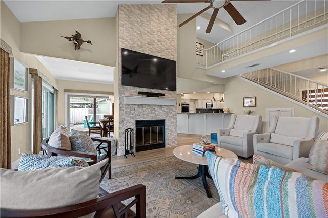 2011 Crescent Dr, Rockport, TX 78382