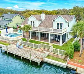 2011 Crescent Dr, Rockport, TX 78382