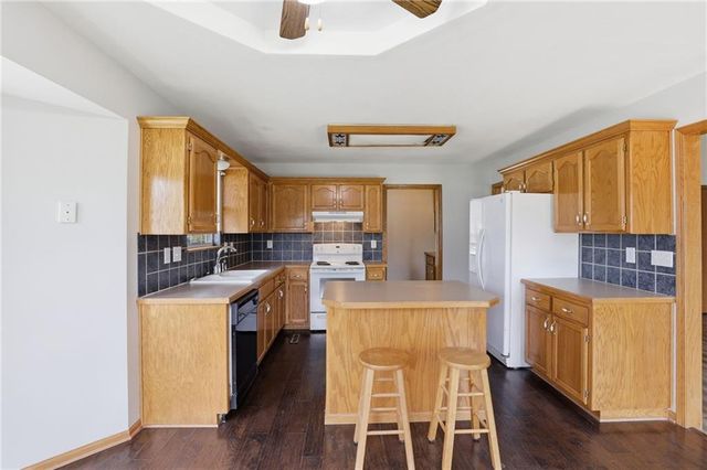 901 SW Foxtail Drive, Grain Valley, MO 64029