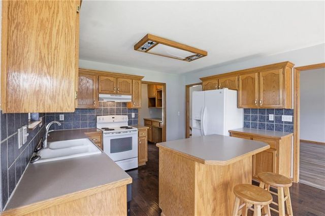 901 SW Foxtail Drive, Grain Valley, MO 64029