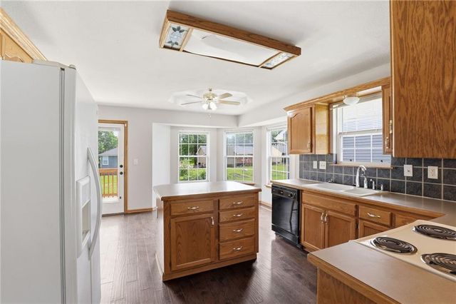 901 SW Foxtail Drive, Grain Valley, MO 64029