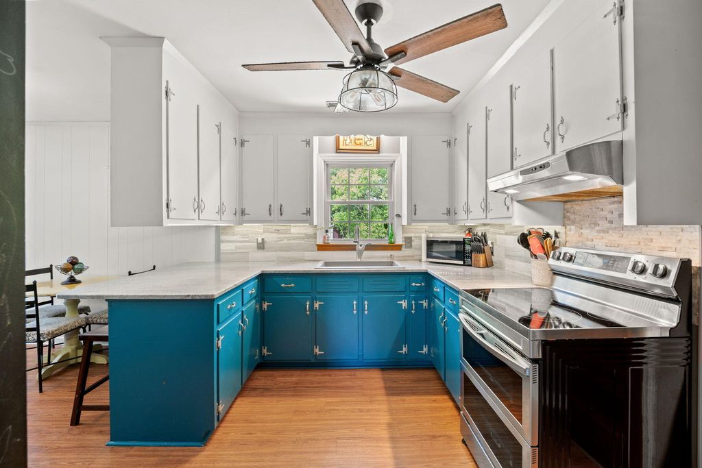Image 12 of property listing at 2203 Glendale Drive, Charleston, SC 29414