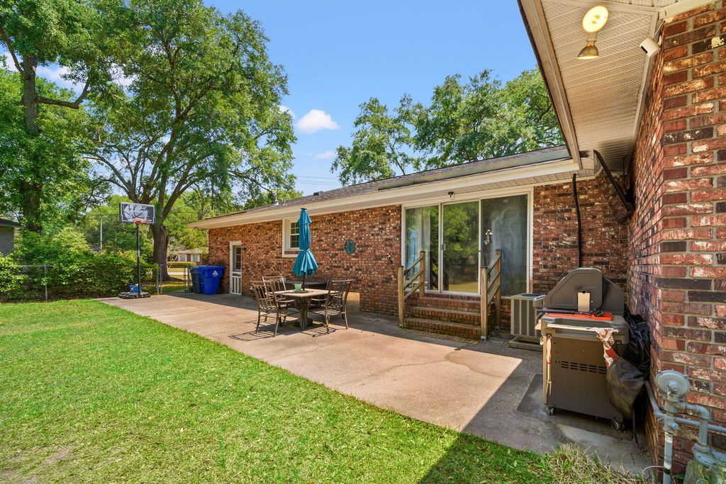 Image 22 of property listing at 2203 Glendale Drive, Charleston, SC 29414