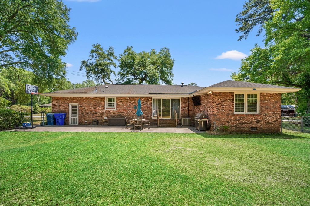 Image 23 of property listing at 2203 Glendale Drive, Charleston, SC 29414