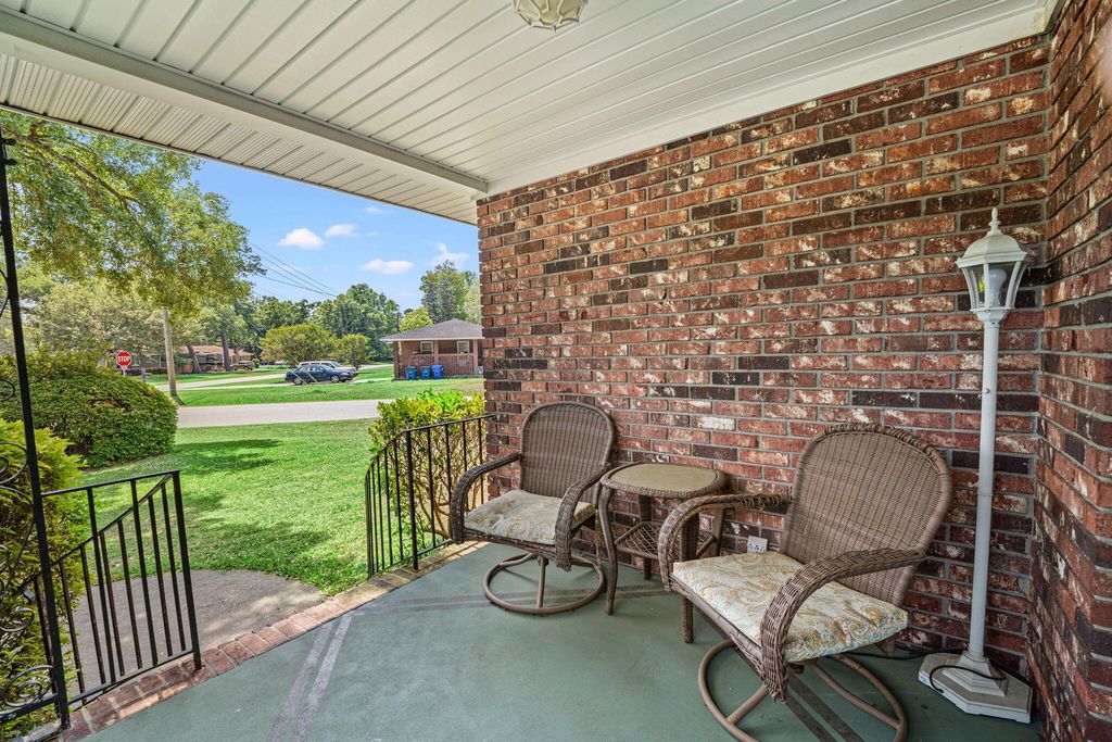Image 4 of property listing at 2203 Glendale Drive, Charleston, SC 29414