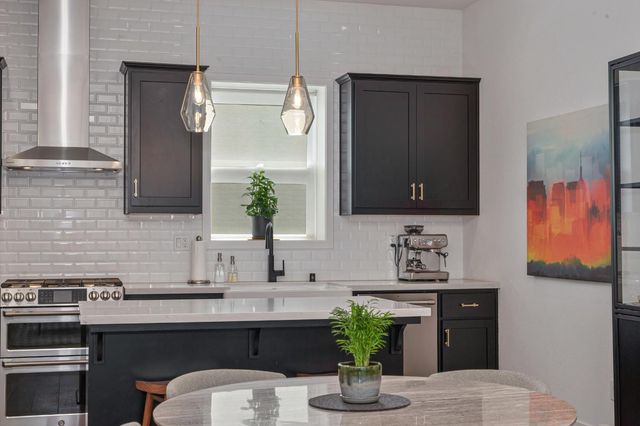 1707 17th St, Sacramento, CA 95811