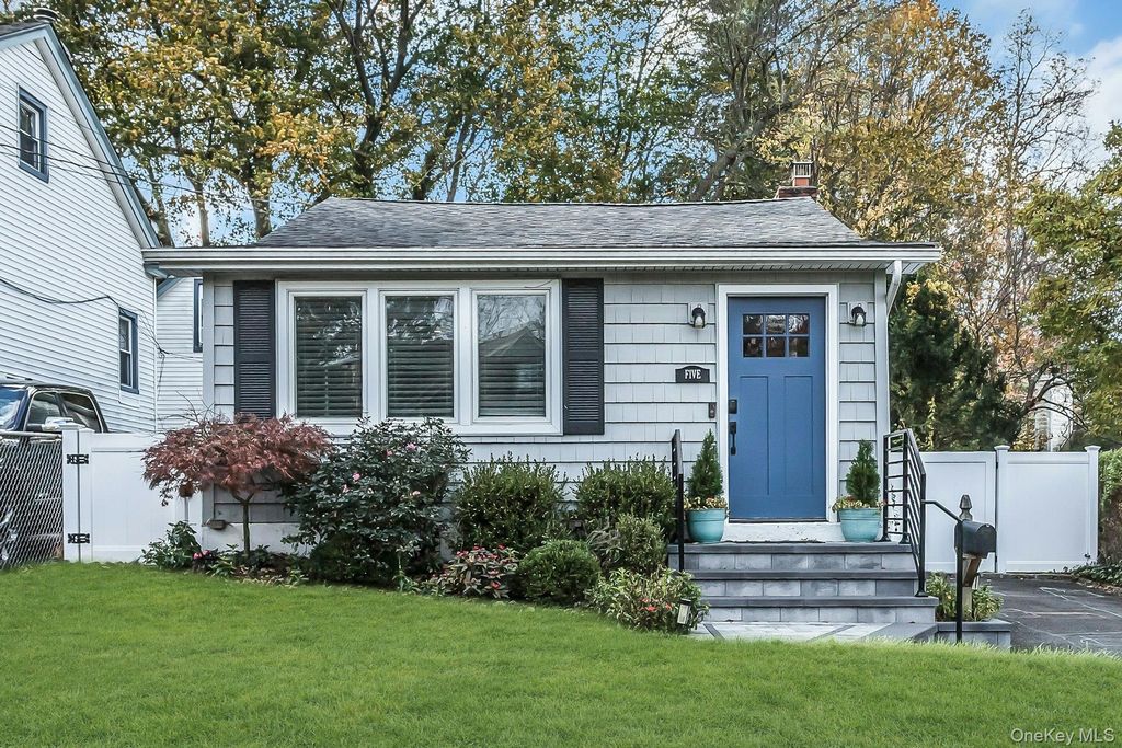 5 Cody Avenue, Glen Head, NY 11545