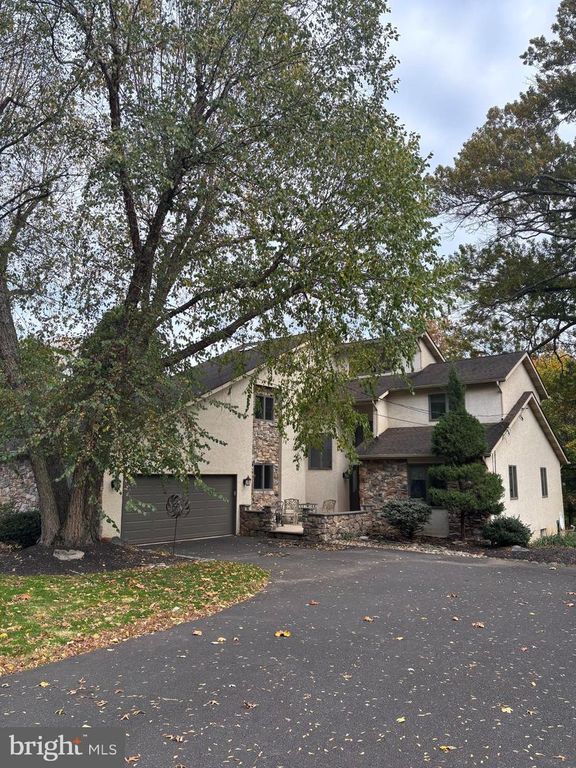 10 HELLBERG AVE, Chalfont, PA 18914