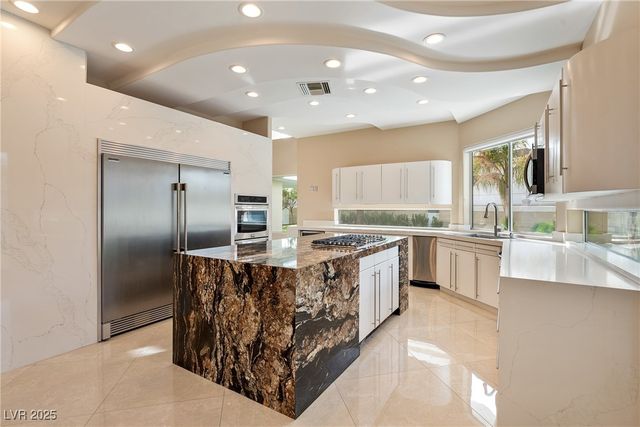 42 Sawgrass Court, Las Vegas, NV 89113