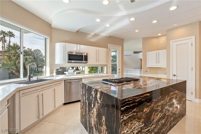 42 Sawgrass Court, Las Vegas, NV 89113