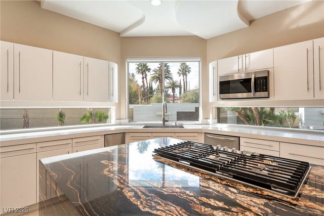 42 Sawgrass Court, Las Vegas, NV 89113