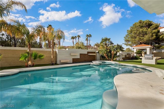 42 Sawgrass Court, Las Vegas, NV 89113