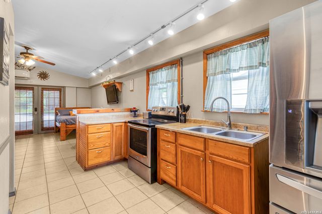 1321 E Zipp, New Braunfels, TX 78130