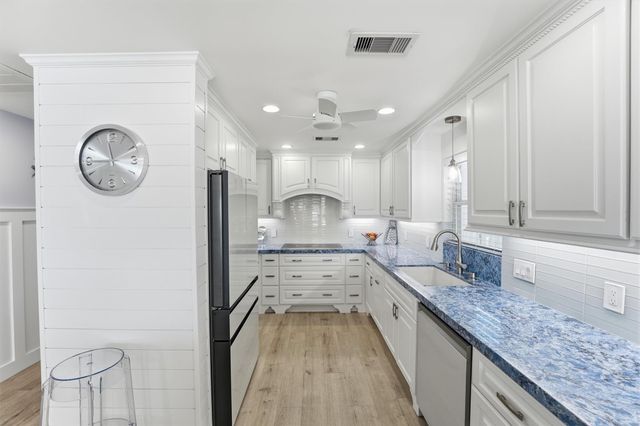 208 Coconut Street, Tiki Island, TX 77554