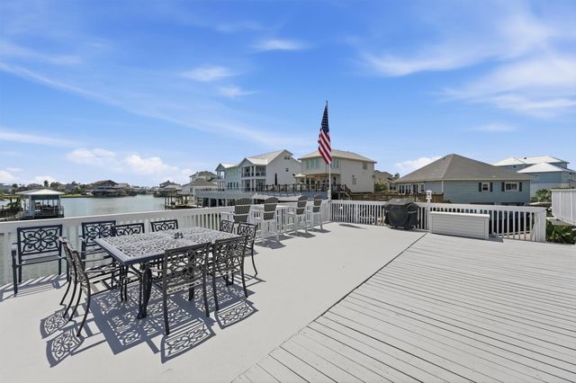 208 Coconut Street, Tiki Island, TX 77554