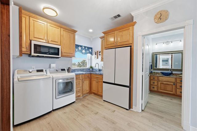 208 Coconut Street, Tiki Island, TX 77554