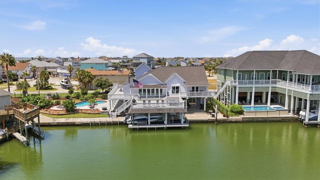 208 Coconut Street, Tiki Island, TX 77554