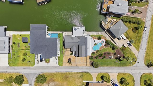 208 Coconut Street, Tiki Island, TX 77554
